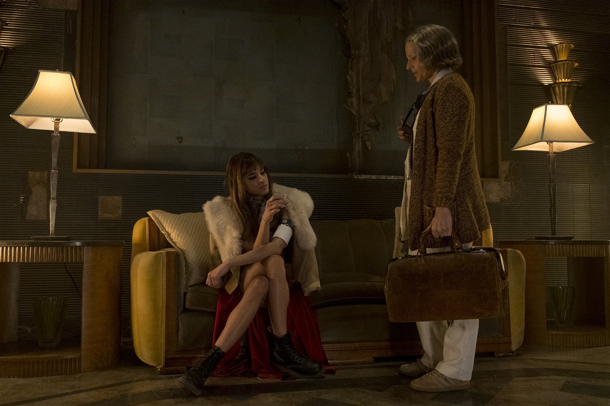 una scena tratta dal noir Hotel Artemis, con Sofia Boutella e Jodie Foster