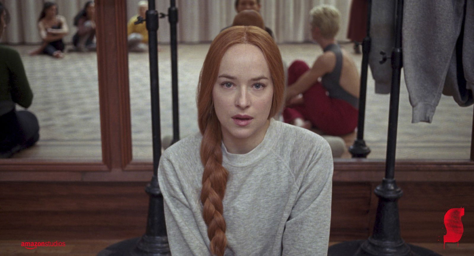 Suspiria, Guadagnino firma il remake dell'horror di Argento Dakota Johnson in una scena del film