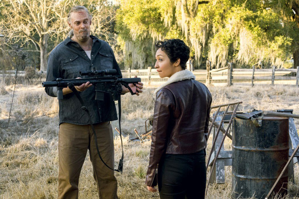 Clicca per vedere l'immagine originale Jody con un fucile e Tulip in Preacher 3