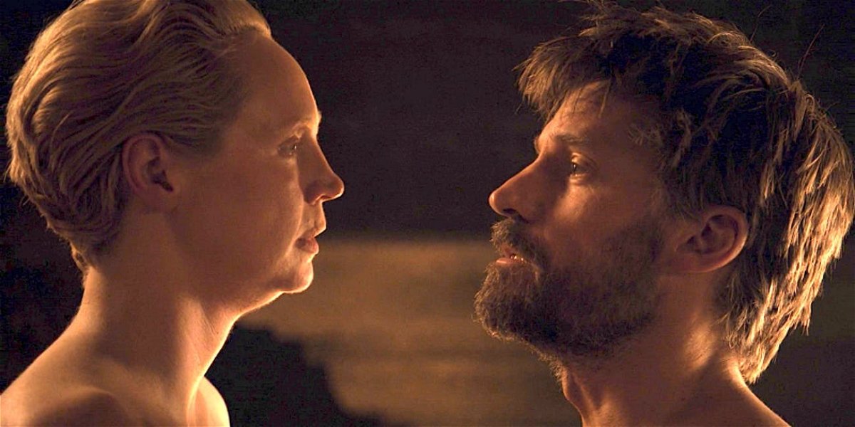 Gwendoline Christie e Nikolaj Coster-Waldau nella scena d'amore di Brienne e Jaime