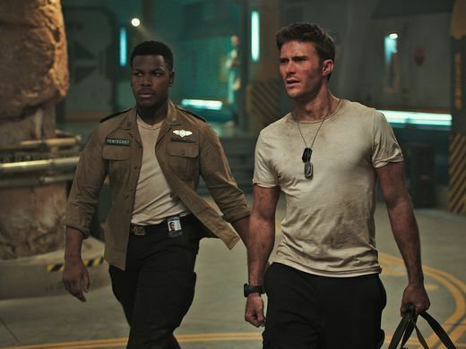 Clicca per vedere l'immagine originale John Boyega e Scott Eastwood in una scena del film