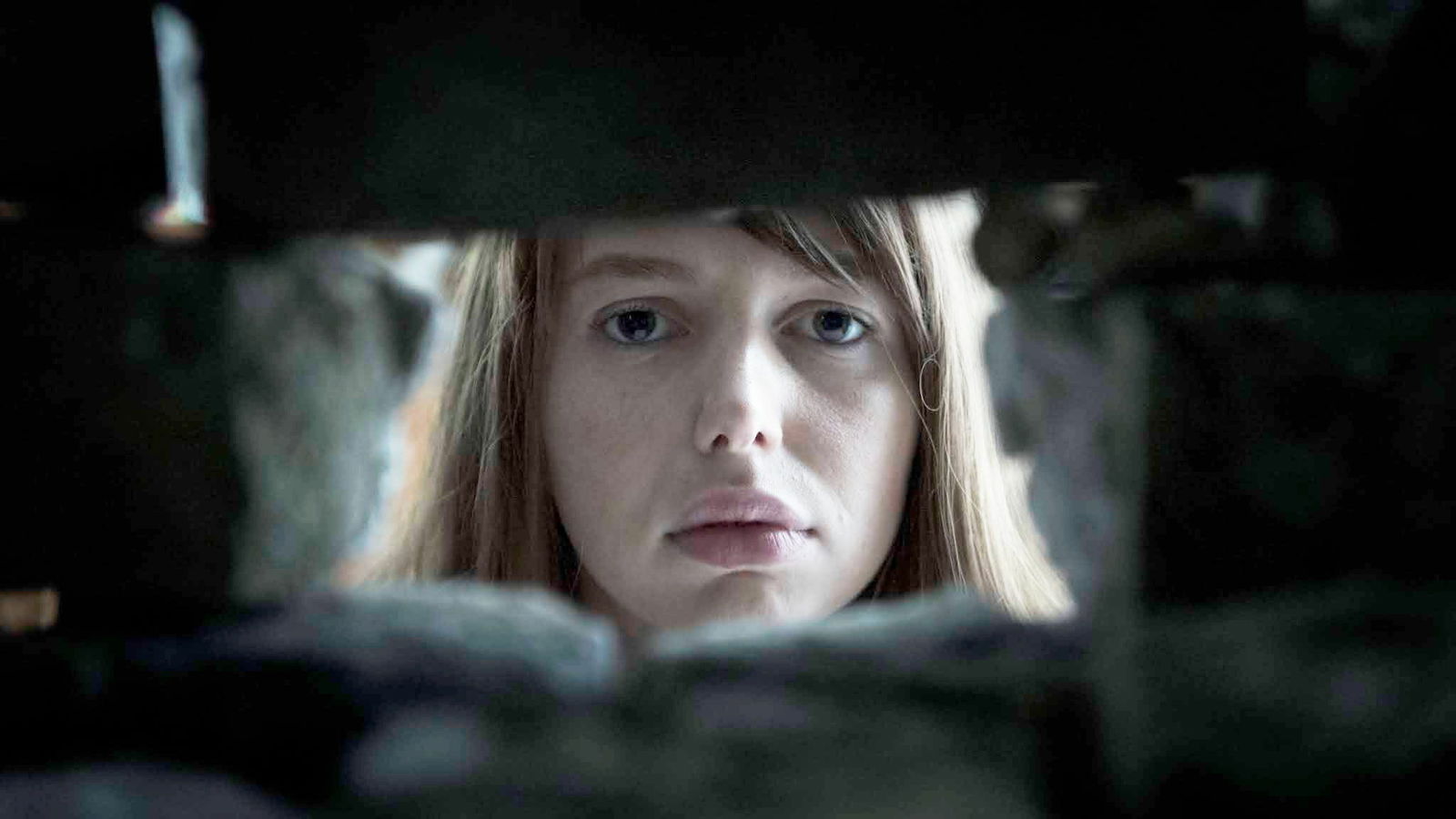 Seána Kerslake in una scena del film Seána Kerslake è Sarah O'Neil, la protagonista del film