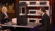 Copertina di Emily Blunt gioca a Box of Lies con Jimmy Fallon al Tonight Show