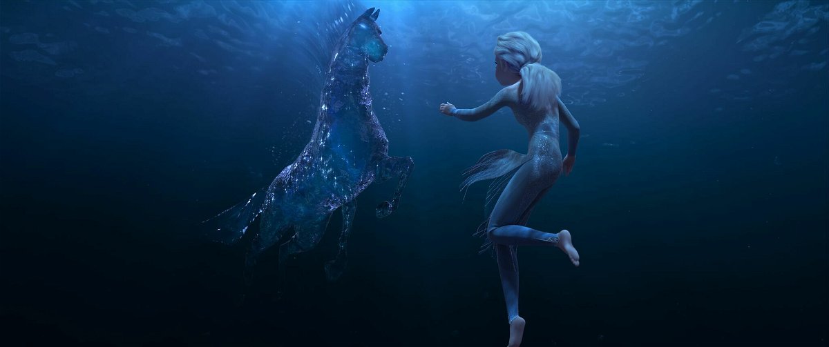 Elsa nuota e lotta con il cavallo d'acqua