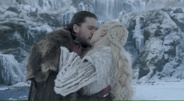 Jon Snow bacia Daenerys in GoT 8x01