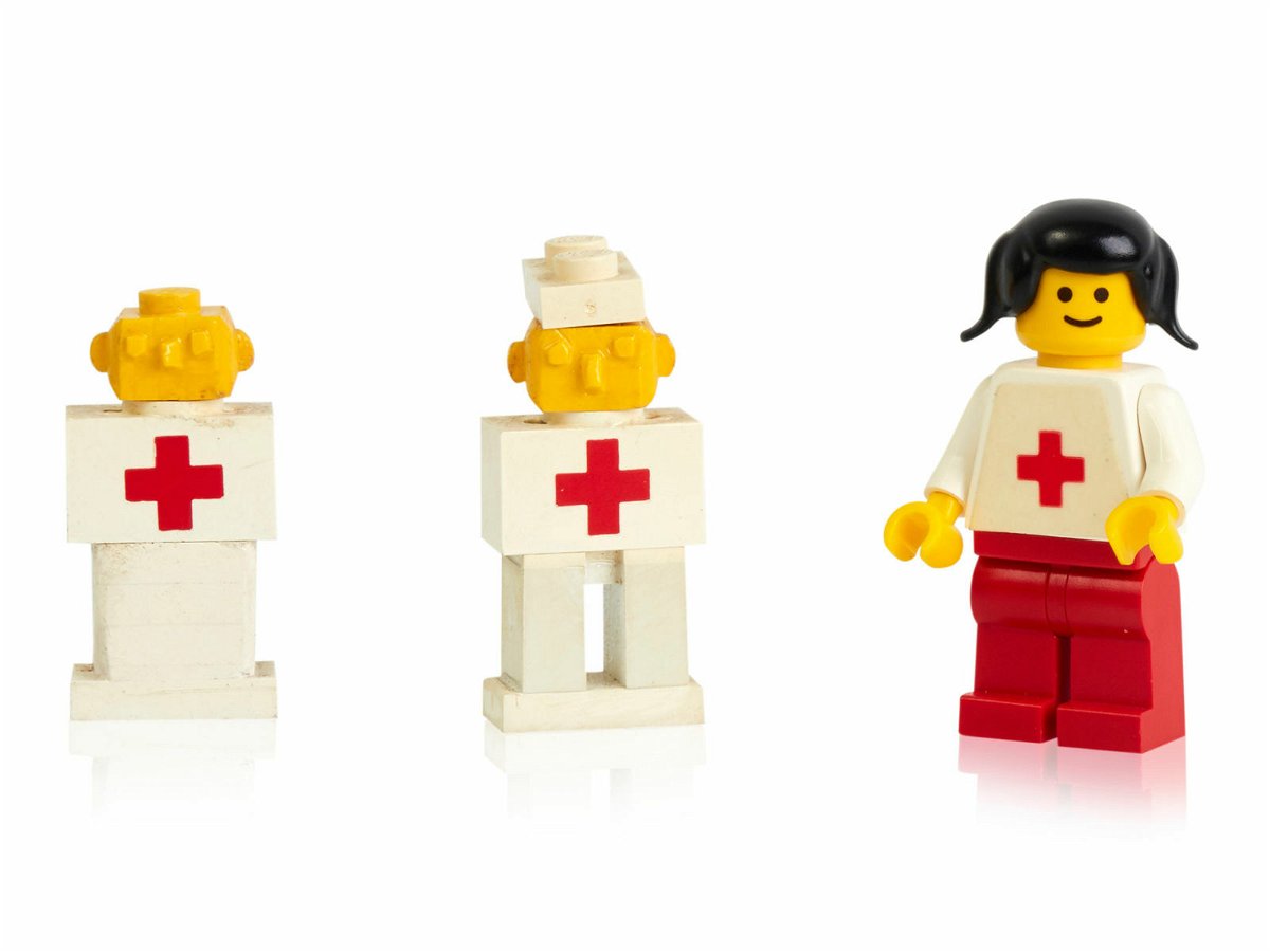 L'evoluzione delle Minifigure LEGO: l'infermiera 