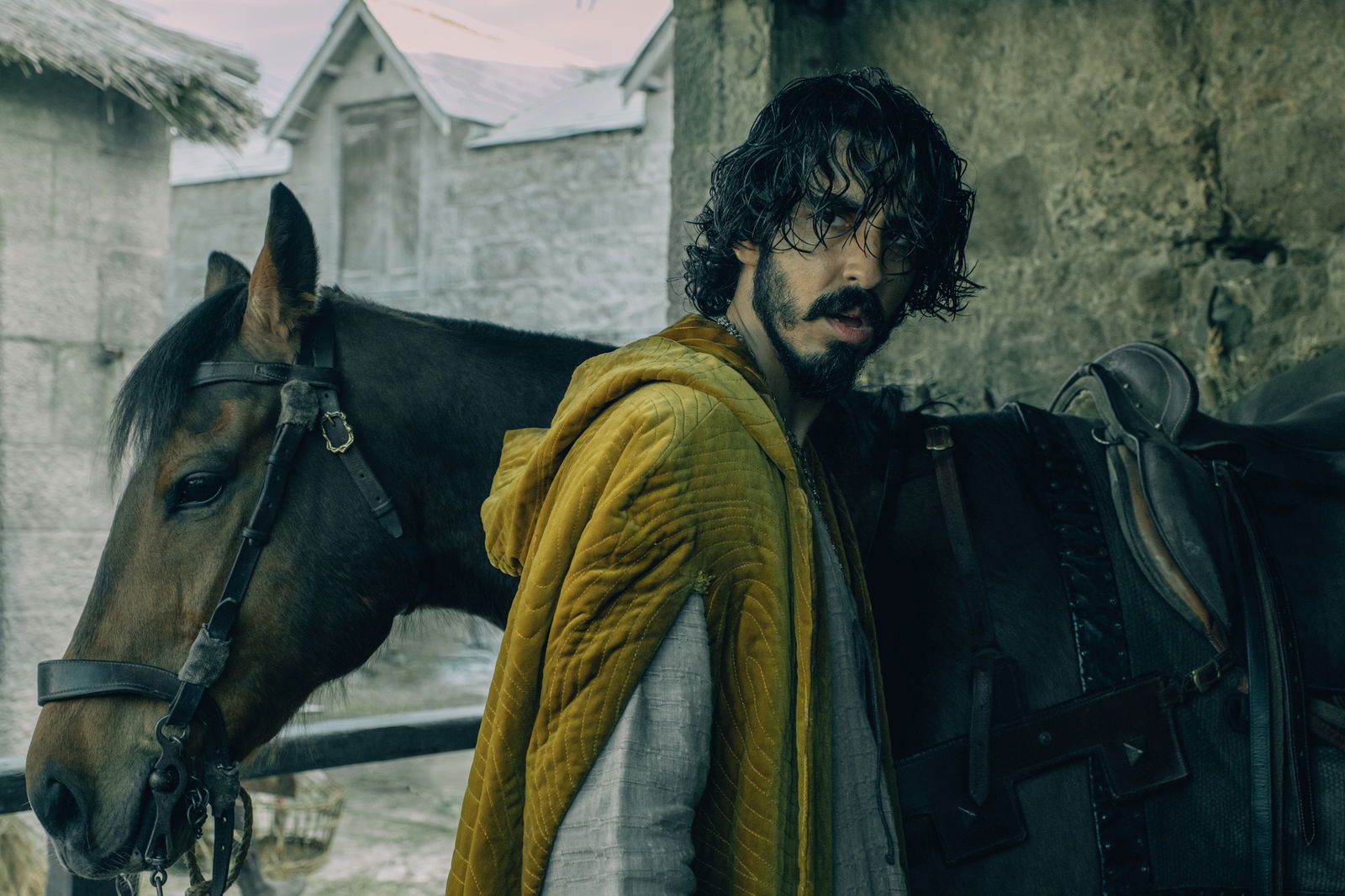 Clicca per vedere l'immagine originale Dev Patel in una scena del film Sir Gawain e il Cavaliere Verde