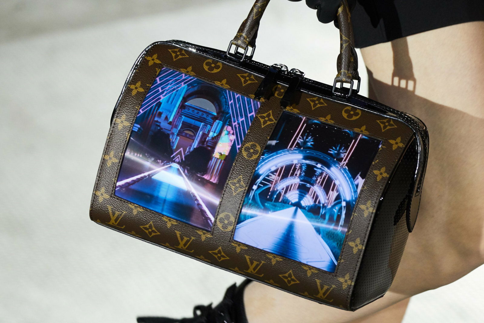 Louis Vuitton sposa ancora una volta la tecnologia: ecco le borse con i display Foto della nuova borsa di Louis Vuitton munita di due display AMOLED