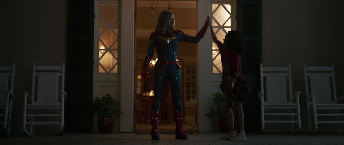 Brie Larson e Akira Akbar in Captain Marvel