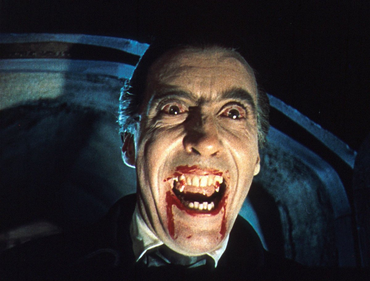Il Conte Dracula è interpretato da Christopher Lee