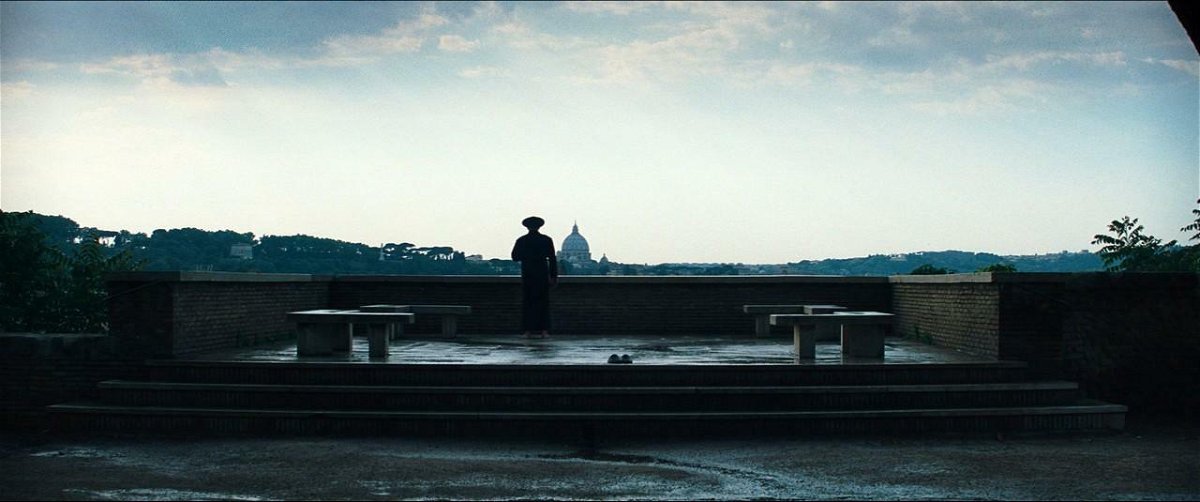 Padre Lucas (Anthony Hopkins) guarda Roma e il Vaticano dal belvedere