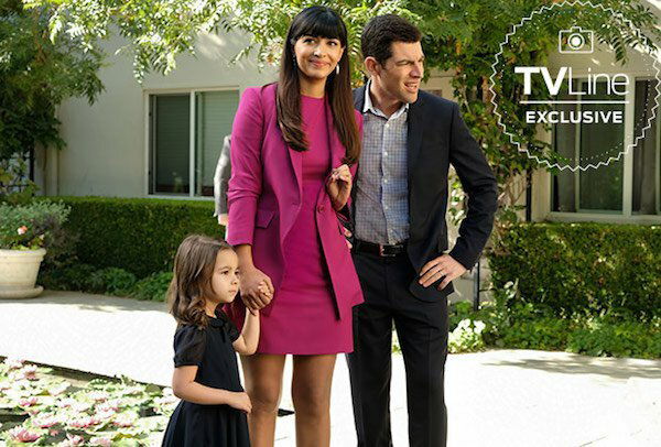 Un nuovo personaggio in arrivo nella serie: Ruth Cece tiene per mano la piccola Ruth mentre è a spasso con Schmidt