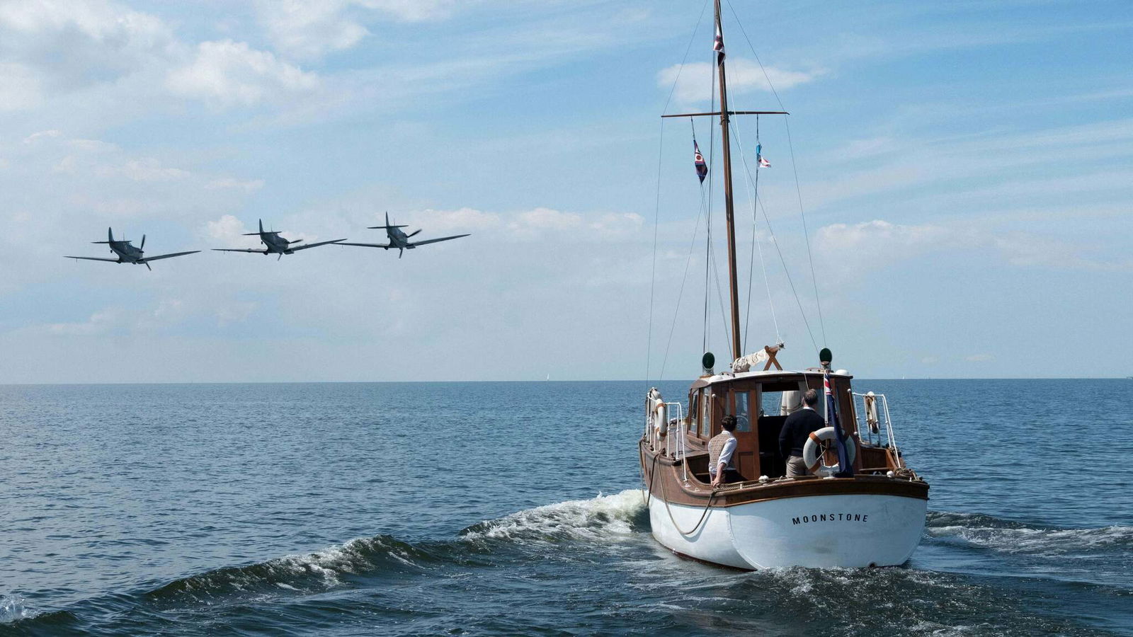 La RAF e un'imbarcazione civile in Dunkirk Tre caccia e un'imbarcazione in mare in Dunkirk