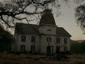 Copertina di American Horror Story: Roanoke episodio 8. Ne resterà solo uno!