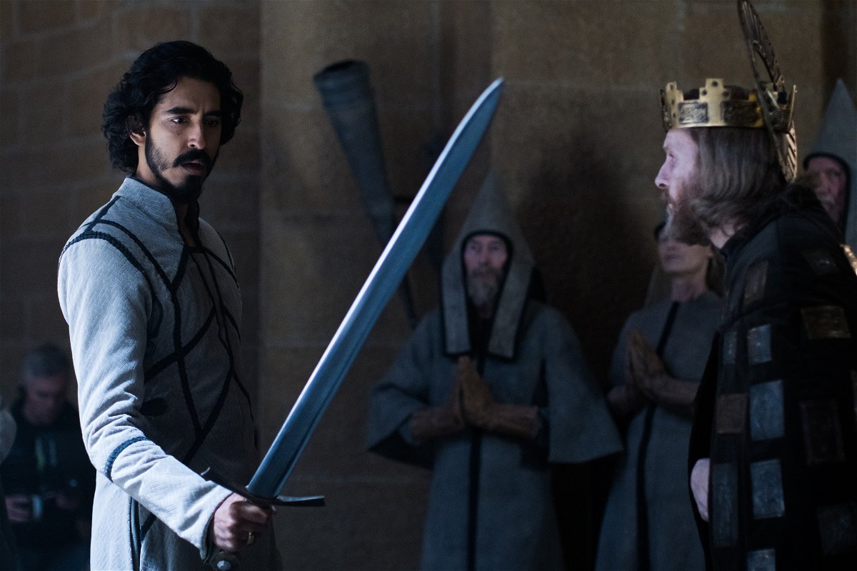 Ο Dev Patel και ο Sean Harris σε μια σκηνή από τον Sir Gawain and the Green Knight