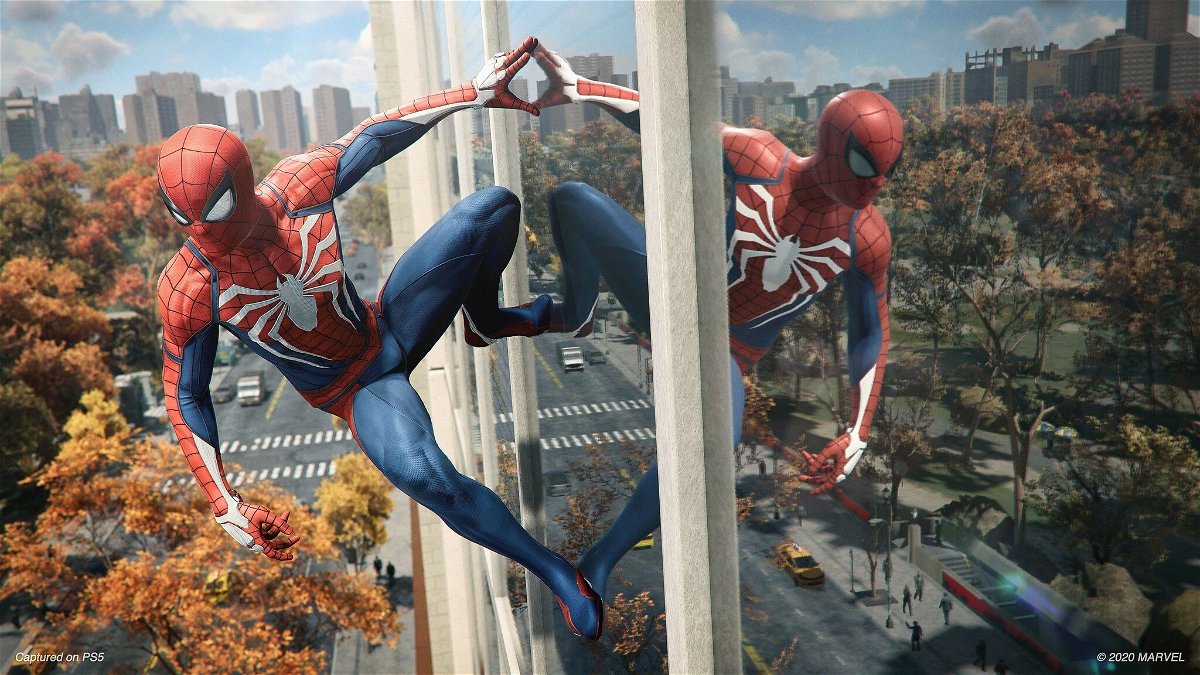 Spider-Man guarda New York dall'alto in uno screen di Marvel's Spider-Man Remastered per PlayStation 5