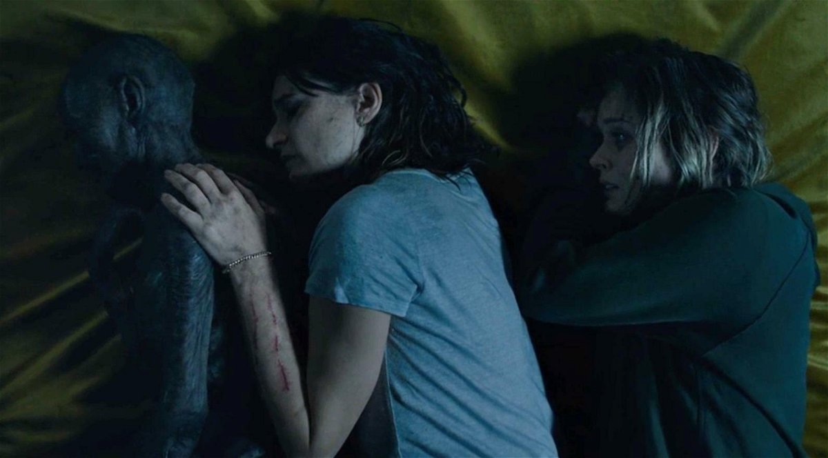 Edna (ormai un cadavere mummificato), Kay e Sam nell'ultima scena del film
