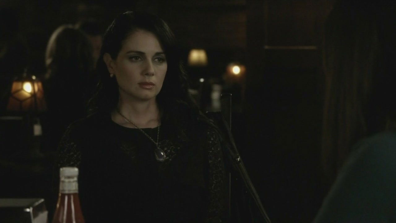 Clicca per vedere l'immagine originale Mia Kirshner in una scena della seconda stagione di The Vampire Diaries