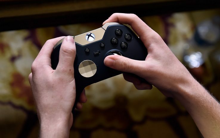 Clicca per vedere l'immagine originale Il Gold Controller di Xbox One creato da Microsoft