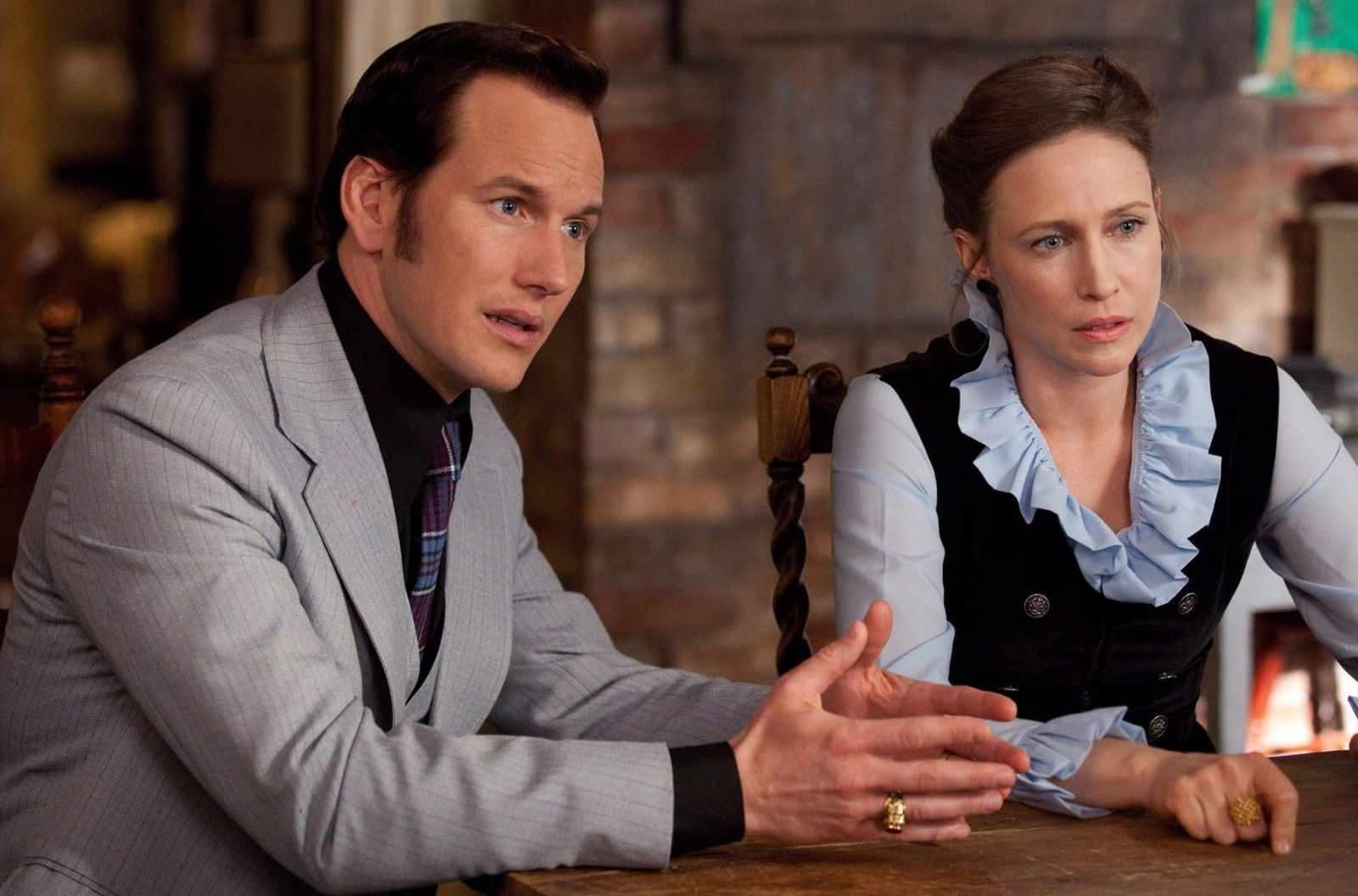 Clicca per vedere l'immagine originale Un'immagine che ritrae Patrick Wilson e Vera Farminga mentre interpretano i personaggi di Ed e Lorraine Warren