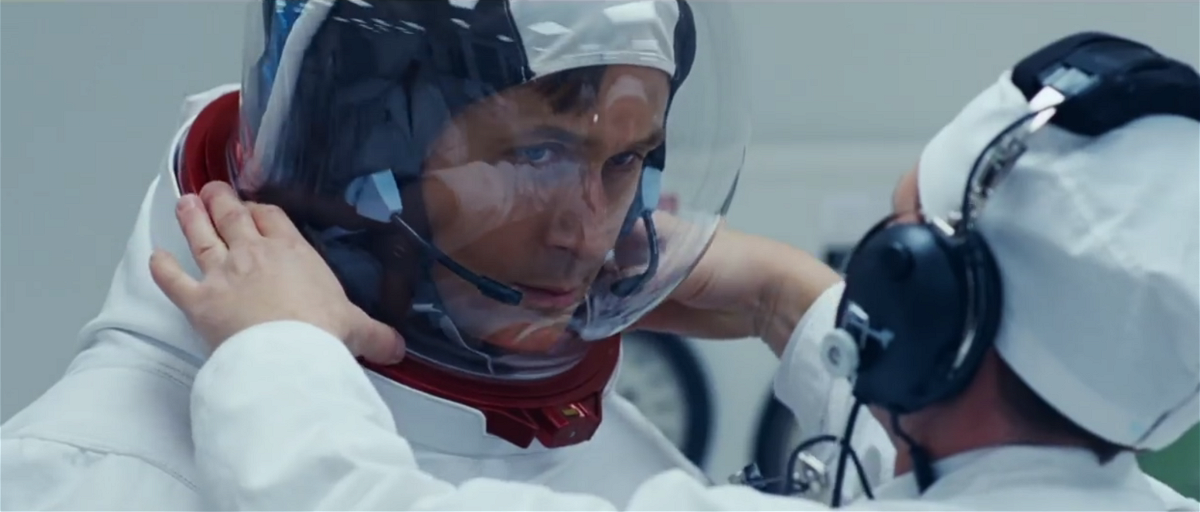 Una scena di First Man con Gosling con il casco