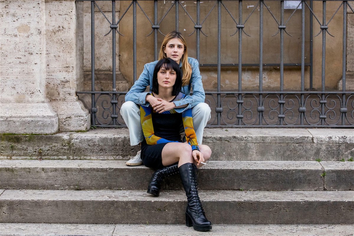 Chiara e Ludovica si abbracciano mentre sono sedute su degli scalini