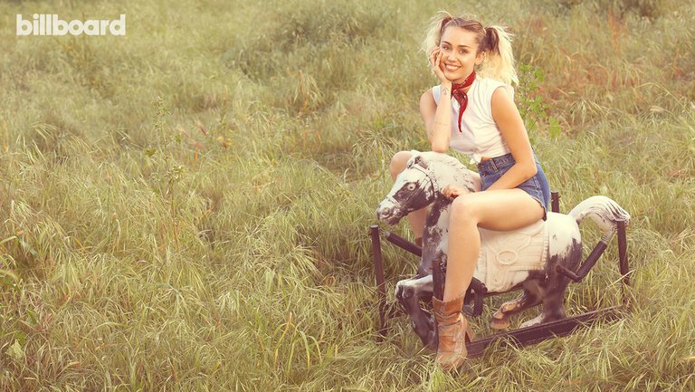 Uno degli scatti di Miley Cyrus per Billboard