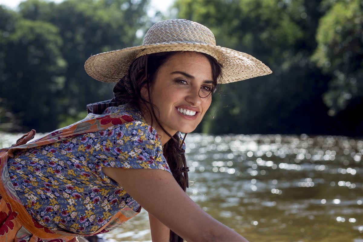 Penélope Cruz in riva al fiume in una scena di Dolor y Gloria