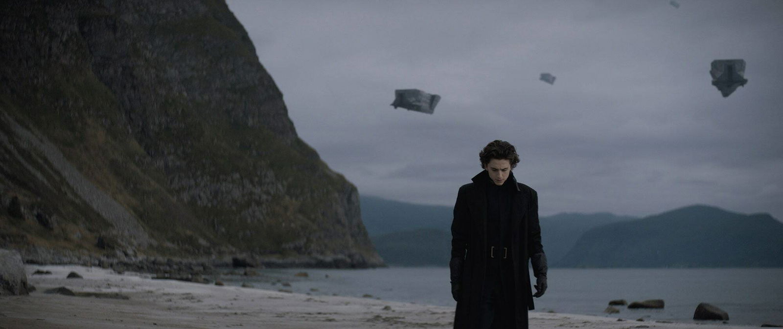Clicca per vedere l'immagine originale Paul Atreides cammina su una spiaggia solitaria del suo pianeta natale