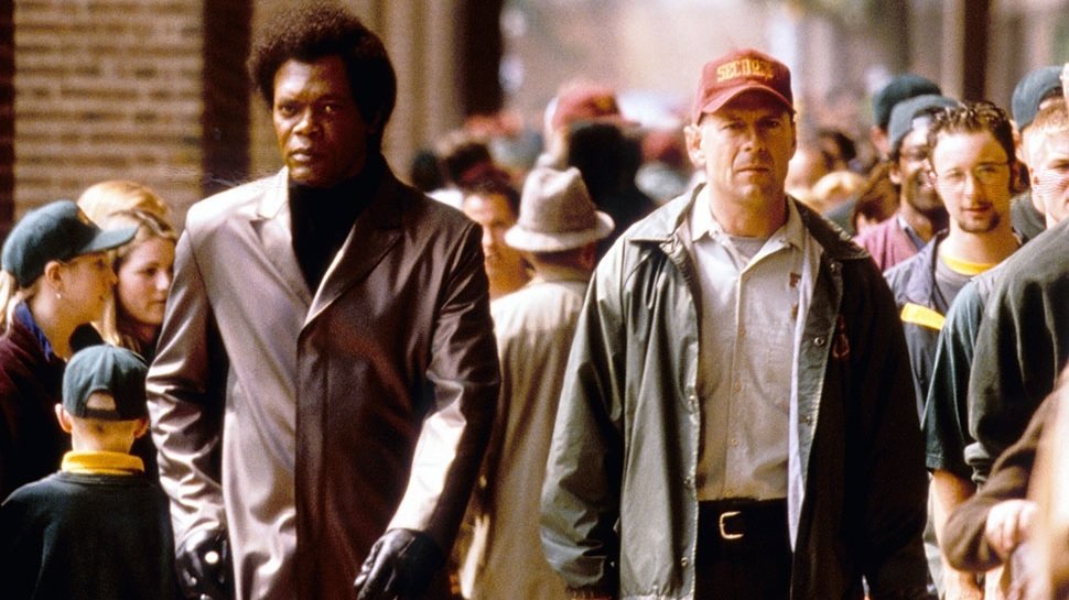 Samuel L. Jackson e Bruce Willis in una scena del film Unbreakable - Il predestinato