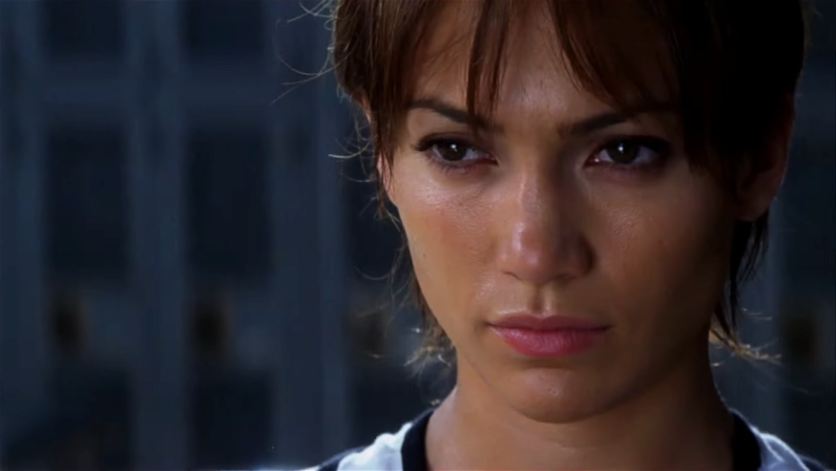 Un primo piano di Jennifer Lopez in una scena del film Via dall'incubo