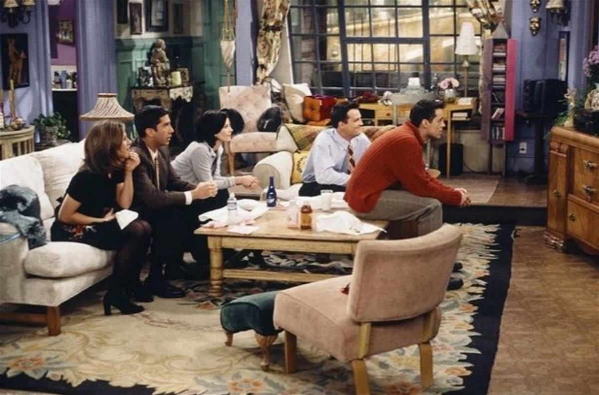 Il cast di Friends guarda la TV