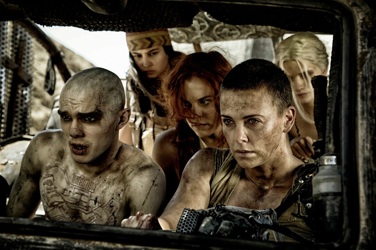 Charlize Theron e Nicolas Hoult in Mad Max