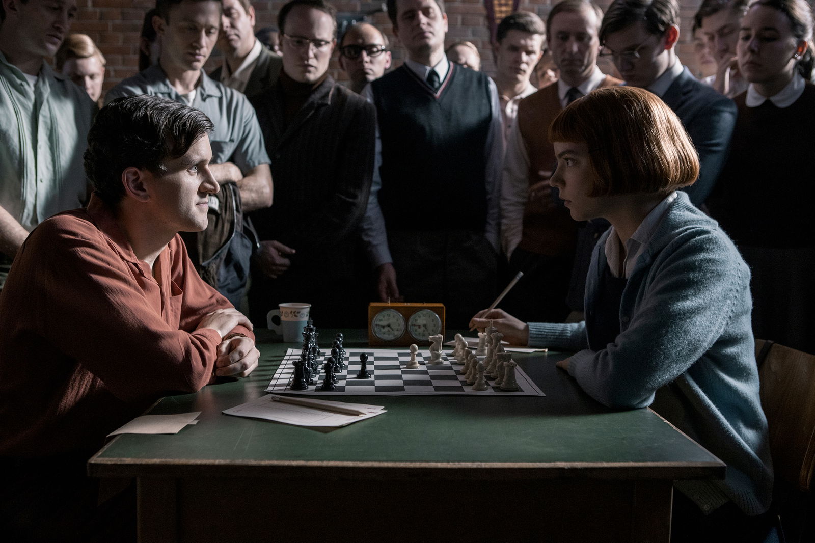Harry Beltik e Beth Harmon si sfidano in una scena de La regina degli scacchi Anya Taylor-Joy e Harry Melling in una scena della serie La regina degli scacchi