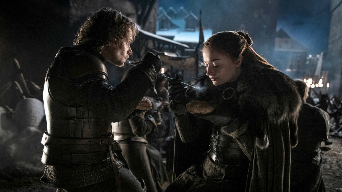 Alfie Allen e Sophie Turner in Game of Thrones 8x02