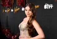 Copertina di Dickinson, il trailer della serie TV con protagonista Hailee Steinfeld