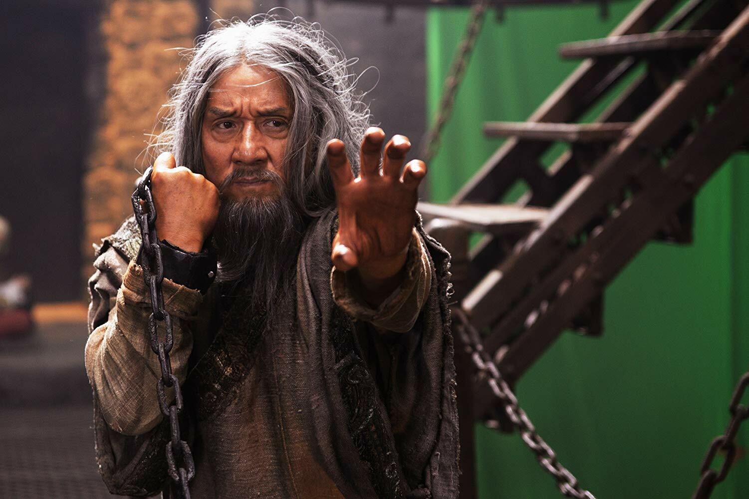 Clicca per vedere l'immagine originale Jackie Chan in una scena del film The Iron Mask