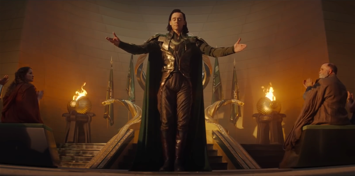Loki apre le braccia di fronte al trono di Asgard