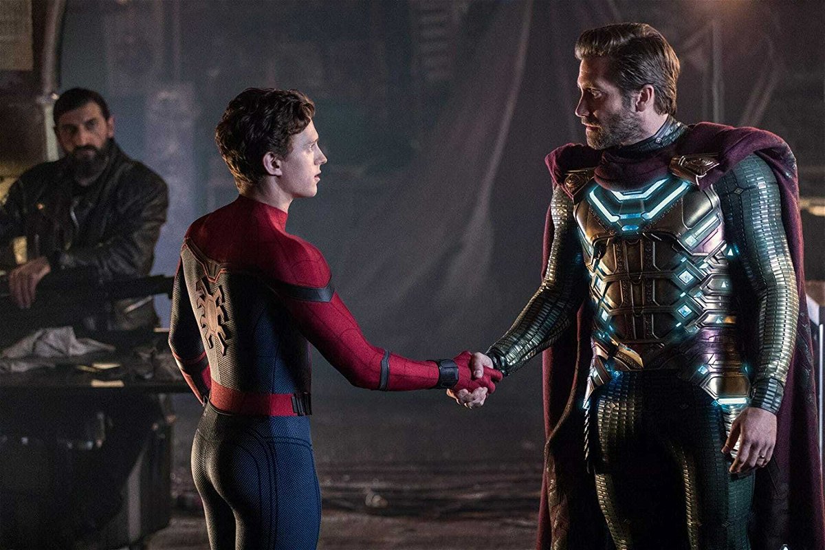 彼得帕克和昆汀贝克在《蜘蛛侠：英雄远征》中握手