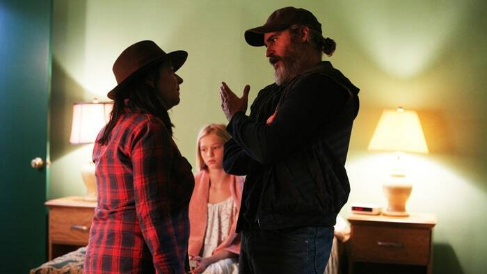 Clicca per vedere l'immagine originale Lynne Ramsay sul set di A Beautiful Day