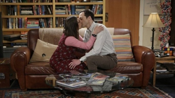 Sheldon (Jim Parsons) e Amy (Mayim Bialik) si baciano in una scena di The Big Bang Theory