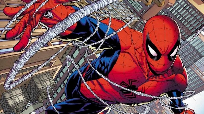 Spider-Man si muove tra i grattacieli con le ragnatele