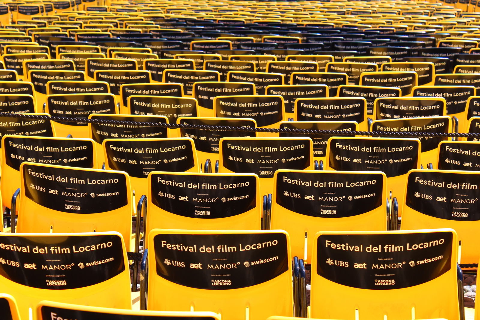 Clicca per vedere l'immagine originale Le sedie gialle del pubblico in Piazza Grande a Locarno