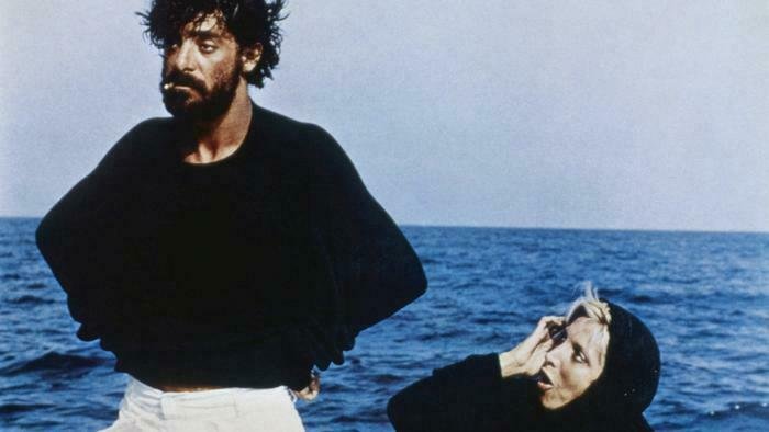 Giancarlo Giannini e Mariangela Melato in una scena di Travolti da un insolito destino nell'azzurro mare d'agosto