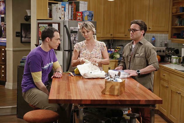 Penny in cucina tra Leonard e Sheldon