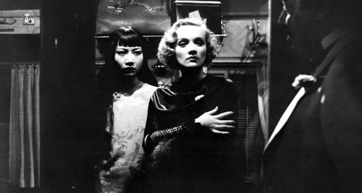 Anna May Wong e Marlene Dietrich in una immagine in bianco e nero
