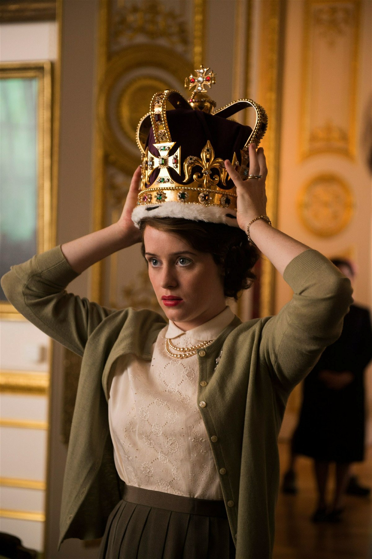 Claire Foy nei panni di Elisabetta II prova ad indossare la corona