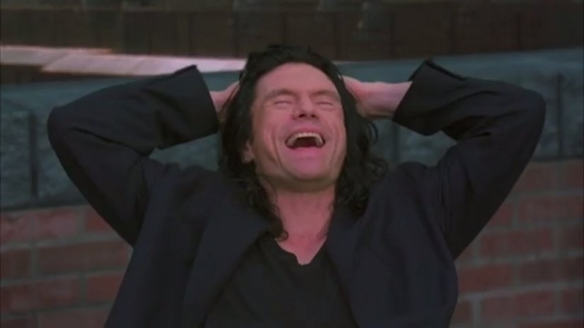 Tommy Wiseau in una scena del film The Room 2003