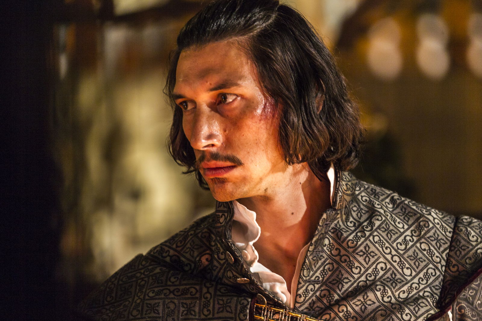 Clicca per vedere l'immagine originale Primo piano di Adam Driver in una scena dal film