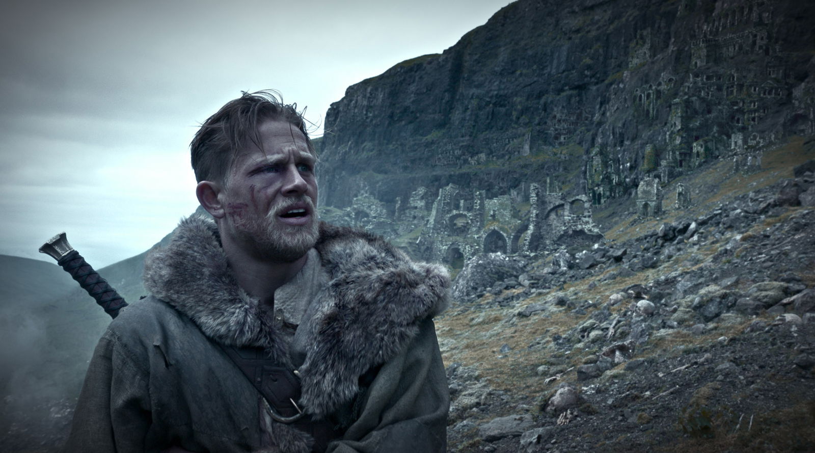 King Arthur - il potere della spada Arthur ferito in volto viaggia solitario per la brughiera